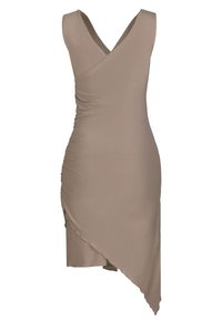 Robe taupe sans manches avec col en V, côté froncé et ourlet asymétrique, longueur genou d'un côté et plus longue de l'autre.