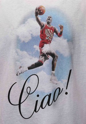 Rød grafisk t-shirt med en springende basketballspiller i en Bulls-trøje, med "Ciao!" trykt i sort kursiv. Baggrunden viser skyer.