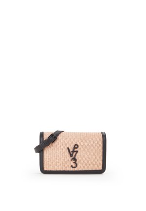 Borsa a tracolla rettangolare beige intrecciata con bordatura nera, tracolla nera regolabile e logo nero "V69 3" sulla patta frontale.