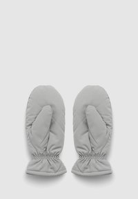 Pikowane szare rękawiczki z miękkiego materiału, z elastycznymi mankietami i okrągłym kształtem z wyraźnie zaznaczoną sekcją na kciuk.