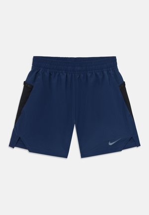 Tengerészkék sportnadrág fekete oldalpanelekkel és rugalmas derékkal. Az elején Nike logó található, valamint könnyű anyagból készült.