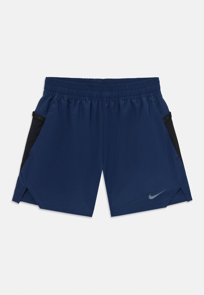 Tummansiniset urheilushortsit mustalla sivupaneelilla ja joustavalla vyötäröllä. Edessä on Nike-logo ja kevyttä kangasta.