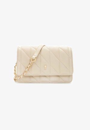 Beżowa pikowana skórzana kopertówka z złotym łańcuszkowym paskiem i małym złotym logo na przednim klapie, na białym tle.