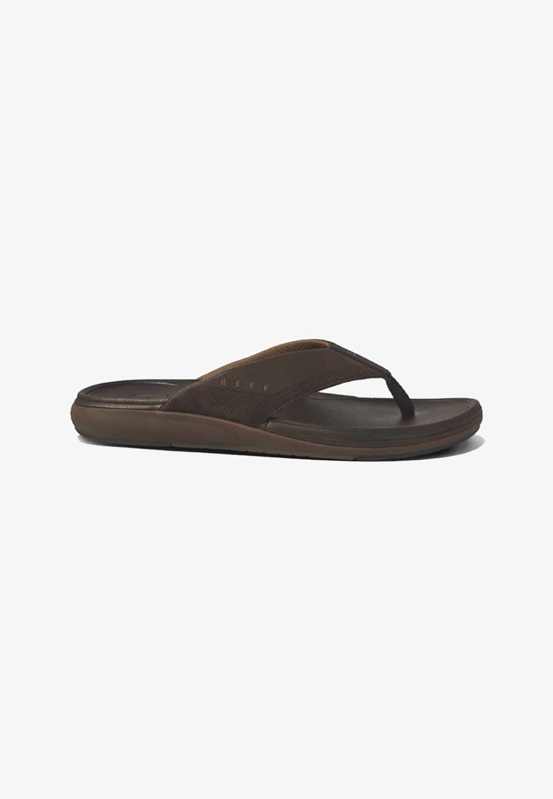 Chinelo castanho com tira sintética texturizada e palmilha acolchoada. Design de baixo perfil com um acabamento mate suave.