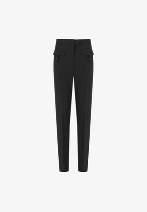 Pantaloni neri a vita alta su misura con chiusura frontale con bottoni e due tasche con pattina, gambe aderenti e rastremate, stile formale.