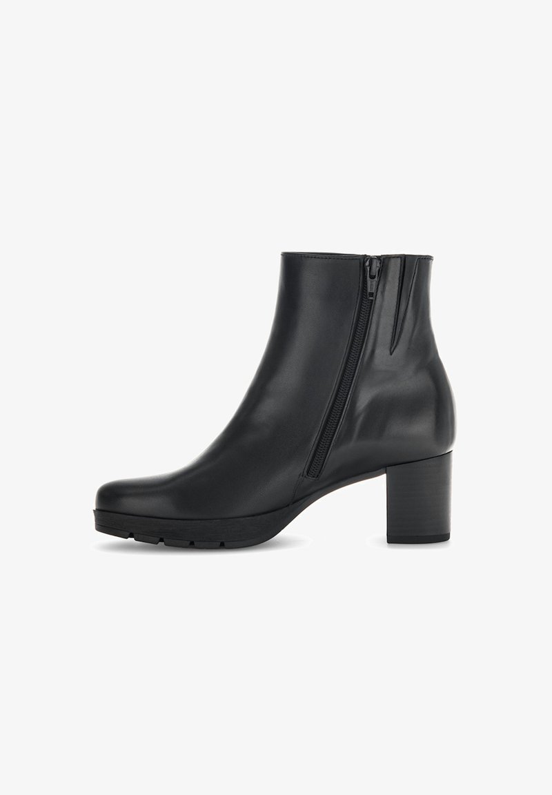 Stivaletto nero realizzato in pelle liscia, con cerniera laterale, punta rotonda e design con tacco spesso. Suola texturizzata per una maggiore aderenza.