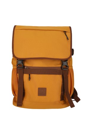 Sac à dos jaune et marron avec rabat supérieur, deux sangles avant à boucle, une poche zippée horizontale et des poches latérales en filet.