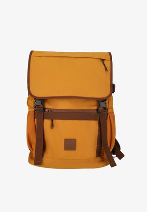 Sac à dos jaune et marron avec rabat supérieur, deux sangles avant à boucle, une poche zippée horizontale et des poches latérales en filet.