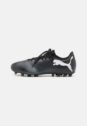 Botín de fútbol negro con superficie texturizada y diseño en degradado, que presenta cordones negros y un logo de Puma blanco en el lado exterior.