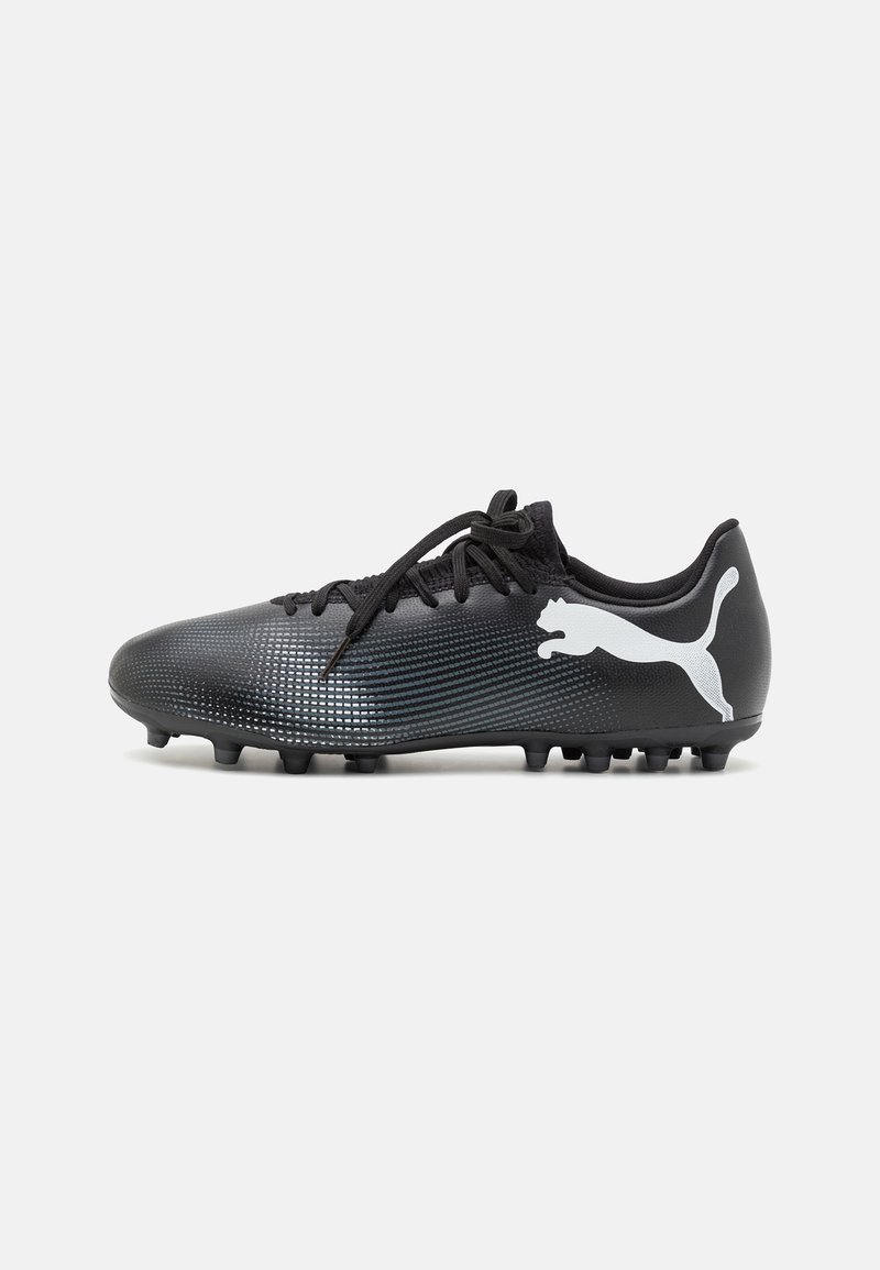 Botín de fútbol negro con superficie texturizada y diseño en degradado, que presenta cordones negros y un logo de Puma blanco en el lado exterior.