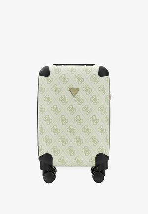 Valise rigide couleur crème avec motif monogramme, protections d’angle noires, quatre roues pivotantes et plaque de logo triangulaire à l’avant.