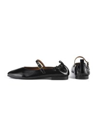 Czarne lakierowane buty typu Mary Jane na płaskim obcasie, z zapięciem na kostkę i dekoracyjnym marszczeniem z tyłu. Elegancki i smukły design.