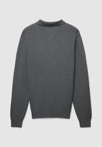 Grauer gestrickter Pullover mit strukturiertem Rippmuster, langen Ärmeln und hohem Kragen. Die Rückansicht zeigt minimale Details und klare Linien.