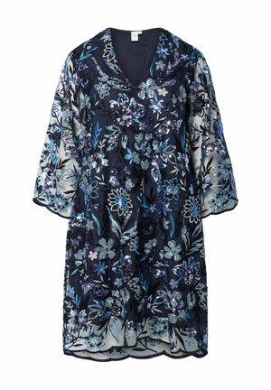 Marineblå blomstrete kjole med gjennomsiktige ermer, intrikat blomsterbroderi i nyanser av blått og sølv, og en V-hals. Myk tekstur og flytende design.