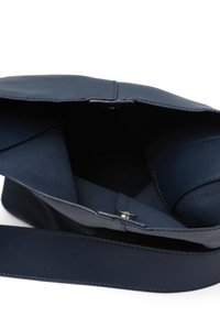 Borsa a mano in pelle blu navy con un esterno liscio, un interno spazioso e una chiusura magnetica. Include una tracolla regolabile coordinata.