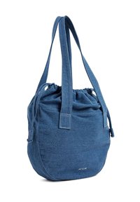 Blauwe denim tote bag met trekkoord, voorzien van twee stevige handvatten, een ronde vorm en contraststiksels. Heeft een aangesnoerde bovenkant voor een veilige sluiting.