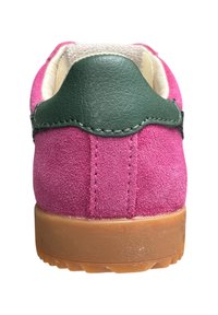 Scarpe in suede con un corpo rosa e un cappuccio in pelle verde, con suola in gomma color beige e dettagli di cucitura visibili sul retro.