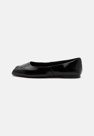 Zapato plano negro brillante de ballet con puntera cuadrada y tacón bajo, mostrado de lado sobre un fondo claro y liso.