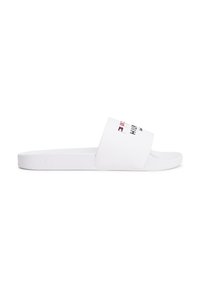 Hvit slidesandaler med en jevn tekstur, med en bred stropp og logo aksenter i rødt, blått og svart på overdelen. Flat såle.