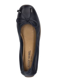 Námořnické modré kožené baleríny s kulatou špičkou, ozdobnou mašlí a kontrastním světlým interiérem. Mají hladkou texturu a flexibilní podrážku.