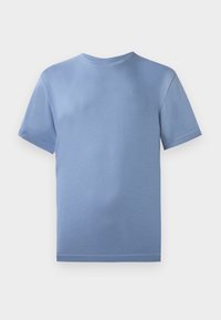 Hellblaues Baumwoll-T-Shirt mit Rundhalsausschnitt, kurzen Ärmeln und dezenten Steppdetails. Besitzt ein kleines Logo auf der Brust.