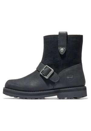 Sort læder- og ruskind ankelskorte støvle med en sidelåsrem og præget Timberland-logo på hælen og spænden.