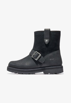Sort læder- og ruskind ankelskorte støvle med en sidelåsrem og præget Timberland-logo på hælen og spænden.