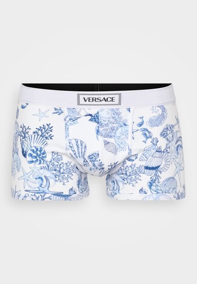 Boxer shorts blancs avec un motif marin bleu comprenant des coquillages, des coraux et des figurines. Taille élastique avec le logo "VERSACE".