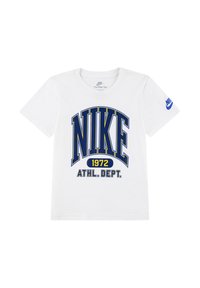 Camiseta de algodón blanca con un gráfico en azul y amarillo de "NIKE" con el texto "1972 ATHL. DEPT." en una fuente gruesa. Diseño de manga corta y cuello redondo.