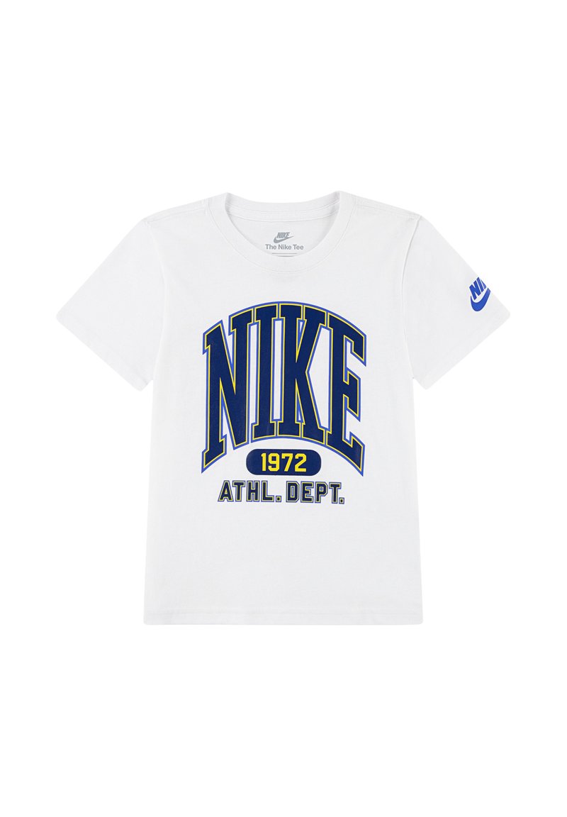 Camiseta de algodón blanca con un gráfico en azul y amarillo de "NIKE" con el texto "1972 ATHL. DEPT." en una fuente gruesa. Diseño de manga corta y cuello redondo.