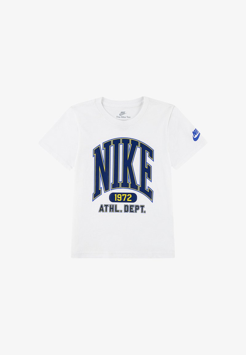 Camiseta de algodón blanca con un gráfico en azul y amarillo de "NIKE" con el texto "1972 ATHL. DEPT." en una fuente gruesa. Diseño de manga corta y cuello redondo.