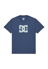 Modrá krátkoprstá tričko s veľkým bielym logom DC a hviezdou uprostred na prednej strane, okrúhly výstrih a malá čierna nášivka DC na spodnom leme.
