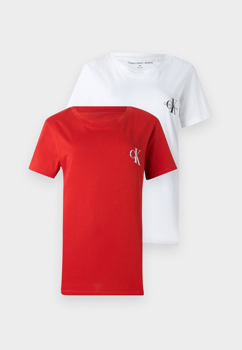 Dve tričká: jedno červené a jedno biele, obidve z bavlny. Každé má malé čierne logo "CK" na ľavej strane hrude. Okrúhly výstrih.