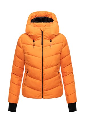 Chaqueta de plumas de color naranja brillante con capucha, con diseño acolchado, cremallera negra, cordones ajustables y puños negros en contraste.