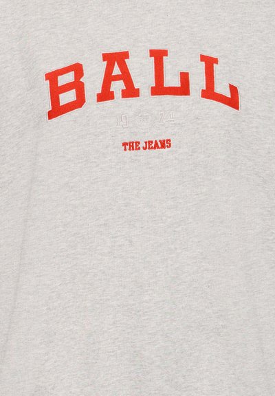 Pilkas sportinis džemperis su raudonu tekstu "BALL" ir "THE JEANS", pasižymintis minkšta tekstūra ir kasdiene spalva. Metai "1974" mažomis raidėmis.