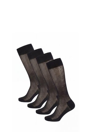 Vier schwarze, transparente Kniestrümpfe, diagonal angeordnet mit verstärkten Zehen, Fersen und Bündchen auf weißem Hintergrund.