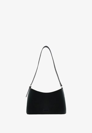 Schwarze Leder-Schultertasche mit geschwungenem Silhouetten, glatter Oberfläche, einstellbarem Tragegurt und subtilen Logodetails auf der Vorderseite.