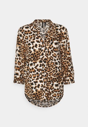 Blusa com padrão de onça, com mangas três quartos, frente com botões e bainha curved. Feita de tecido leve com uma textura suave.