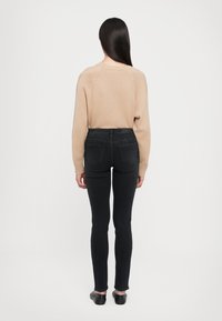 Armani Exchange Testhezálló fazon - black