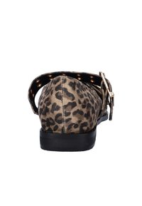 Leopardprint platte schoenen met een zachte textuur, verstelbare band en zwarte zool. Beschikken over een ronde neus en subtiele hardware-accenten.