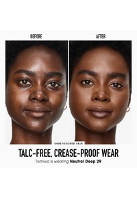 Due ritratti affiancati di una persona che mostrano la pelle prima e dopo l'applicazione del trucco. A sinistra si vede la pelle non trattata; a destra si vede la pelle liscia e dal tono uniforme.