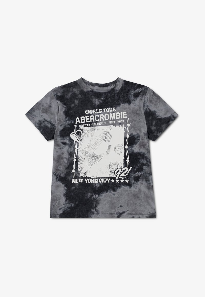 Μαύρο και γκρι t-shirt με τύπωμα tie-dye, με κείμενο "Abercrombie World Tour" και γραφικά με κιθάρα, τριαντάφυλλα και πόλεις όπως η Νέα Υόρκη και το Τόκιο.