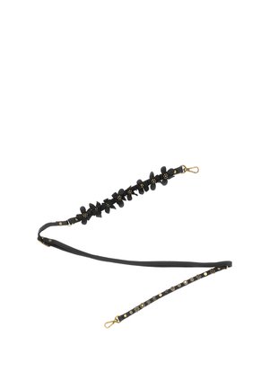 Tracolla in pelle nera per borsa con fibbie dorate, decorata con applicazioni floreali nere e borchie metalliche a forma di fiore.
