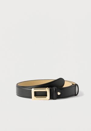 Ceinture en cuir noir avec une boucle rectangulaire en métal doré, enroulée sur un fond blanc uni.