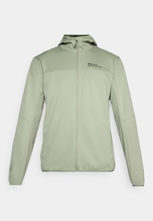 Lichtgroene softshelljack met ritssluiting, capuchon en logo op de borst. Glad textuur, slim fit ontwerp en lange mouwen.
