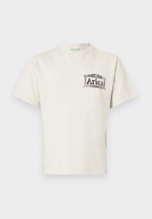 Kurzärmliges T-Shirt mit Rundhalsausschnitt aus cremefarbener Baumwolle, mit einem schwarzen Grafikdruck, der "Aries" auf der linken Brust zeigt.