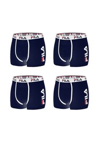 Boxer shorts bleu marine avec des coutures blanches contrastantes et le logo FILA. Comprend une taille élastique avec un motif rouge et blanc. Quatre pièces.