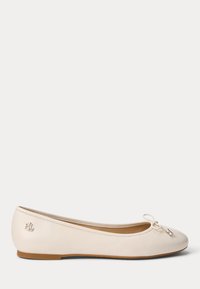 Crèmekleurige leren ballerina met een klein strikje en een metallic RLL-logo vlak bij de hiel, voorzien van een platte, lichtbruine zool.