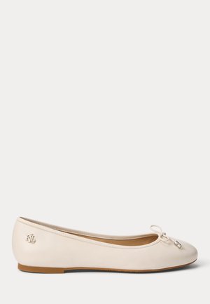 Kremowy baletkowy płaski but ze skóry z małą kokardką i metalicznym logo RLL w pobliżu pięty, posiadający płaską, jasnobrązową podeszwę.