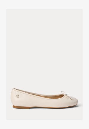Kremowy baletkowy płaski but ze skóry z małą kokardką i metalicznym logo RLL w pobliżu pięty, posiadający płaską, jasnobrązową podeszwę.